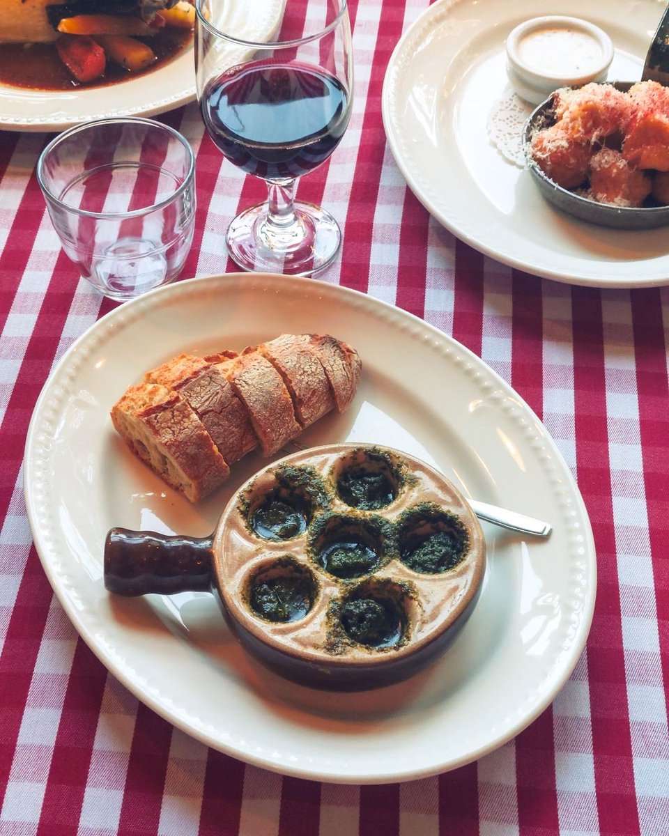 Fancy getting a bit fancy in the kitchen? Why not try Lawrence's recipe for Escargots De Bourgogne.

lepetitcitron.co.uk/escargots-de-b…

#escargot #hammersmith #frenchrestaunt #frenchcuisine