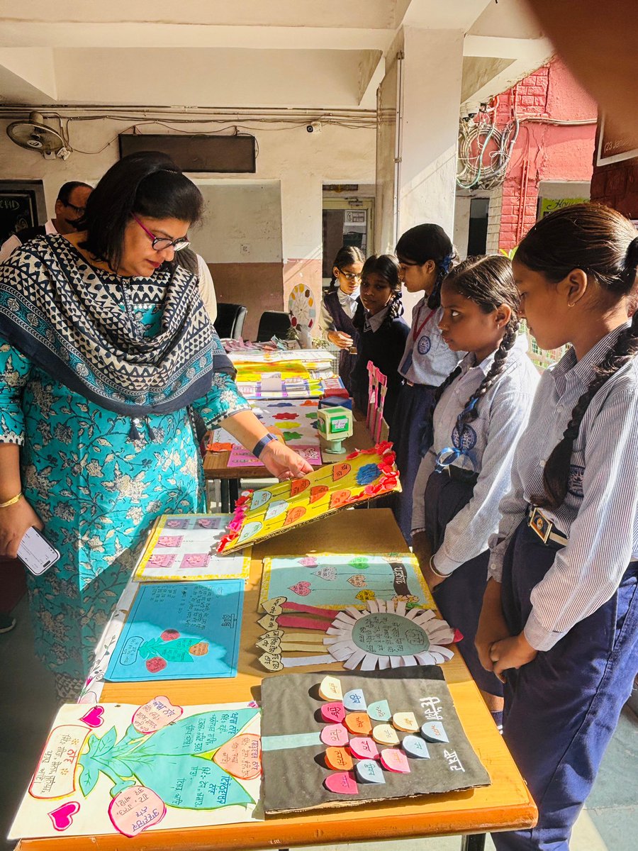 GHSHallomajara's tweet image. GHSHallomajra&apos;s Language Fest shines! Students &amp;amp; teachers showcase TLMs, spell bee, poster-making skills &amp;amp; more. Kudos to teachers&apos; dedication! #LanguageFest #TLM #StudentAchievements #GHSHallomajra&quot;@SchoolEduChd