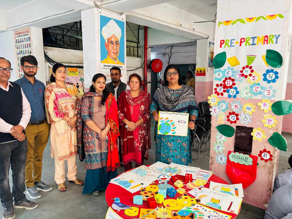 GHSHallomajara's tweet image. GHSHallomajra&apos;s Language Fest shines! Students &amp;amp; teachers showcase TLMs, spell bee, poster-making skills &amp;amp; more. Kudos to teachers&apos; dedication! #LanguageFest #TLM #StudentAchievements #GHSHallomajra&quot;@SchoolEduChd