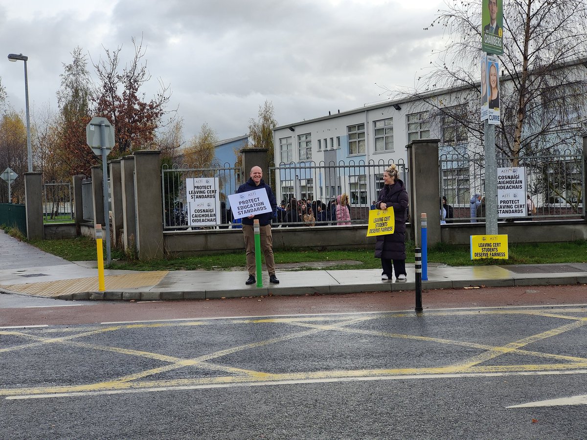 oidensmith's tweet photo. @astiunion @TUIunion members out protesting for better standards of education for #LeavingCert students. #edchatie https://t.co/Dh53mHQt07