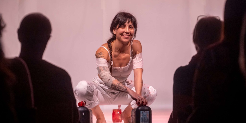 Escrita i interpretada per Marina Guiu, 'La Muda' ens parla de l’abús sexual infantil des de la supervivència, i de la impossibilitat de ser una dona feliç en un sistema patriarcal.

A #EscenaBDC darreres funcions:
<a href="/CCUrgell/">CC Urgell - Compte inactiu</a> (22/11) i @casagroga (23/11) 👉🏼 ow.ly/5CqJ50U9qXT