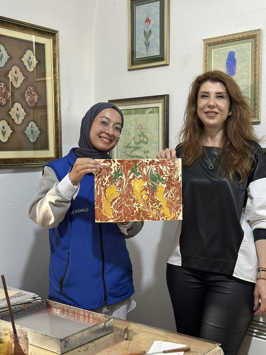 GSB_75YilGM's tweet photo. Renklerin Dansı 🎨🖌️
#ebruworkshop
#merkezimheryerde
#gönüllülükkulübü
@oa_bak @gencliksporbak https://t.co/SOelVg3w8W
