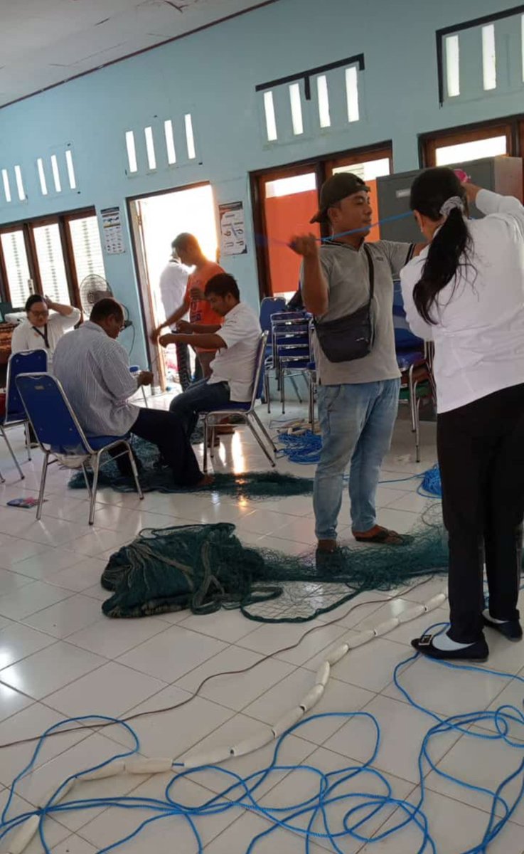LabuYuslinda's tweet photo. Selasa (19/11/2024), Pelatihan Pembuatan dan Penggunaan alat tangkap Gillnet Multifilamen bagi nelayan kecil di Kab. Sabu Raijua, kerja sama antara DKP Sabu Raijua dan BPPP Banyuwangi
#PusluhKP
#GiatLuhkanSatminkalGONDOL
#SabuRaijua https://t.co/H7f9H7m3GJ