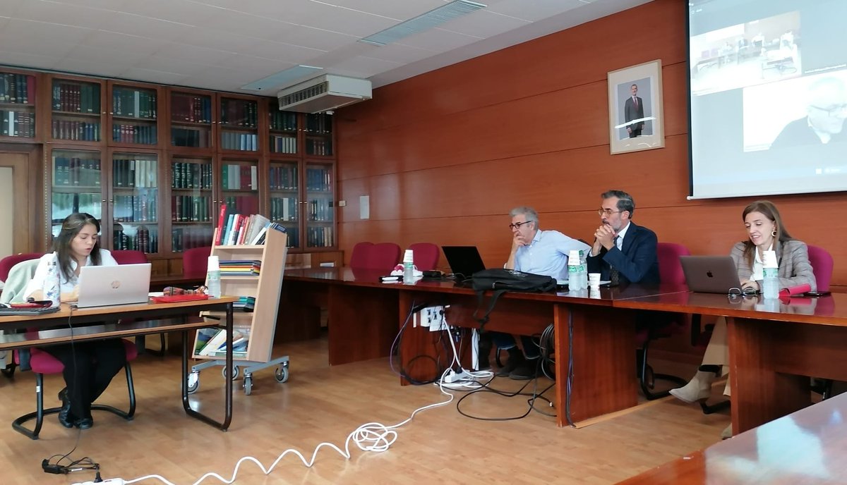 Brillante defensa, esta mañana, de su postulación a una plaza de Profesora Permanente Laboral por parte de nuestra coordinadora Carmen Madorrán. El mejor indicador de su calidad como profesora era la numerosa gente joven (algunas, alumnos/as jovencísimas) que estaban en la sala.