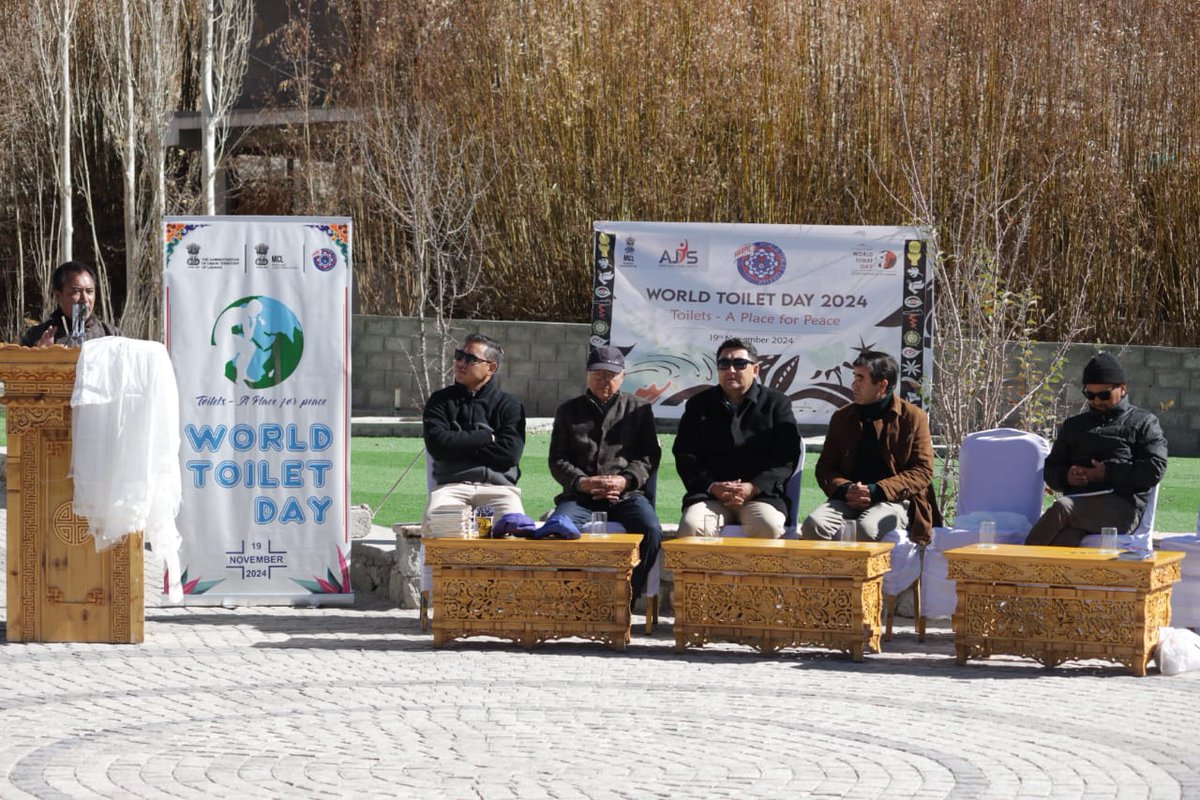 MCL_leh's tweet image. World Toilet Day celebrated at World Toilet College (HWTC), Leh, on November 19, 2024, with Municipal Committee Leh (MCL) in collaboration with the Amar Jyoti Yuvak Sangha. The event highlighted the importance of sanitation, &amp;amp; the dignity of sanitation workers.