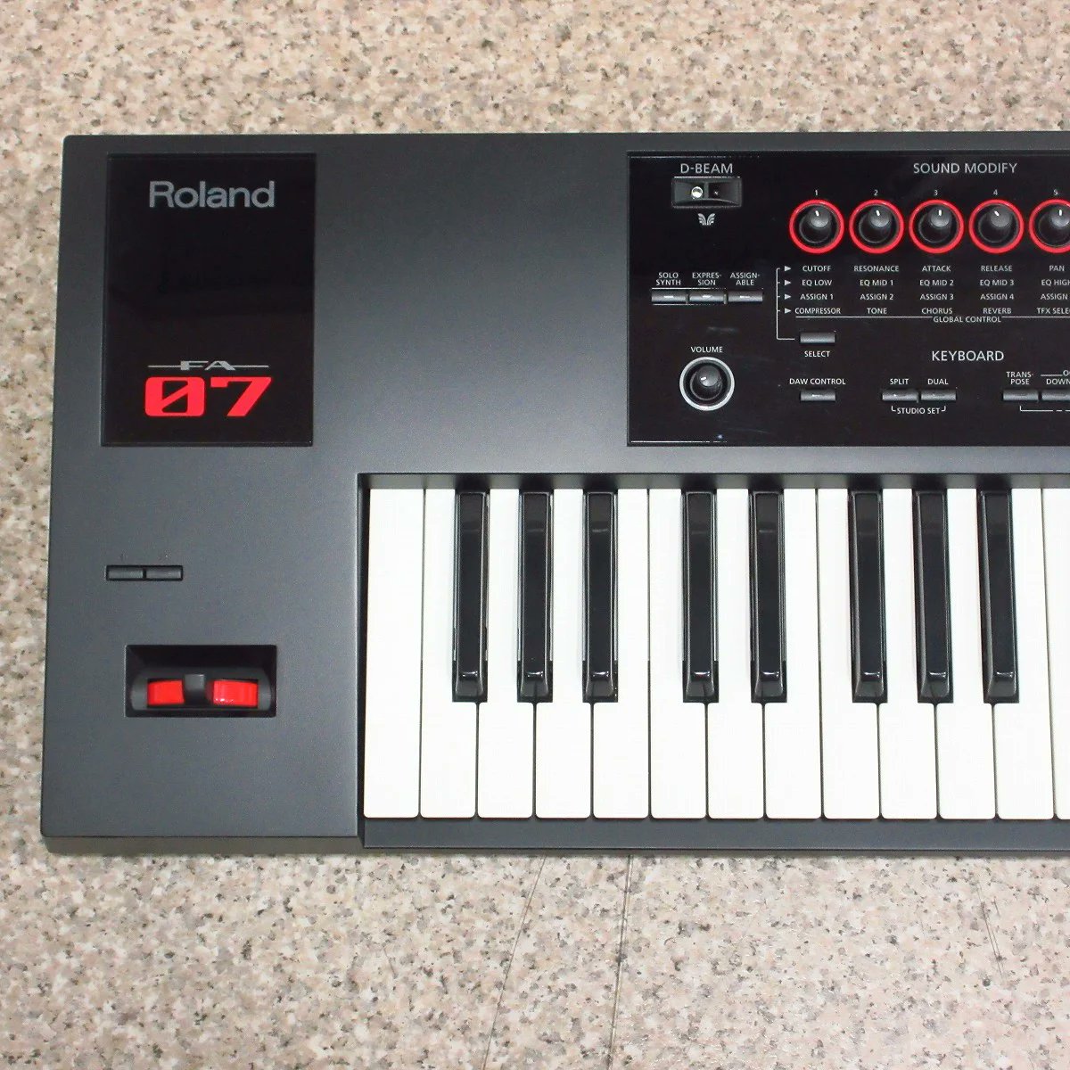ishibashi_yoko's tweet photo. 【中古】Roland / FA-07
音源モジュールINTEGRA-7から継承した膨大なサウンド・ライブラリを搭載した76鍵シンセサイザー。
ライブから音楽制作まで、あらゆるシーンで活躍。
箱、説明書、ACアダプター付属。
https://t.co/z8ewWyNlTR
#キーボードマート
#ローランド
#FA07 https://t.co/XBpMfrym8B