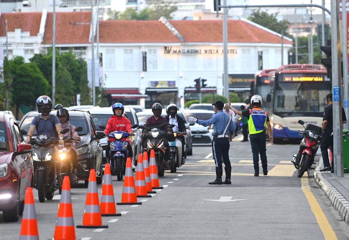 ErnestOnPT's tweet photo. George Town is now the 1st city outside of KL in Malaysia to implement enforced bus lanes, which spans within the city core along Penang Rd (which has 10 bus svc) and Jln Ria

Intensive manpower is seen with the deployment of Council Enforcement Officers to make the bus lane work https://t.co/kzenzcEhoe