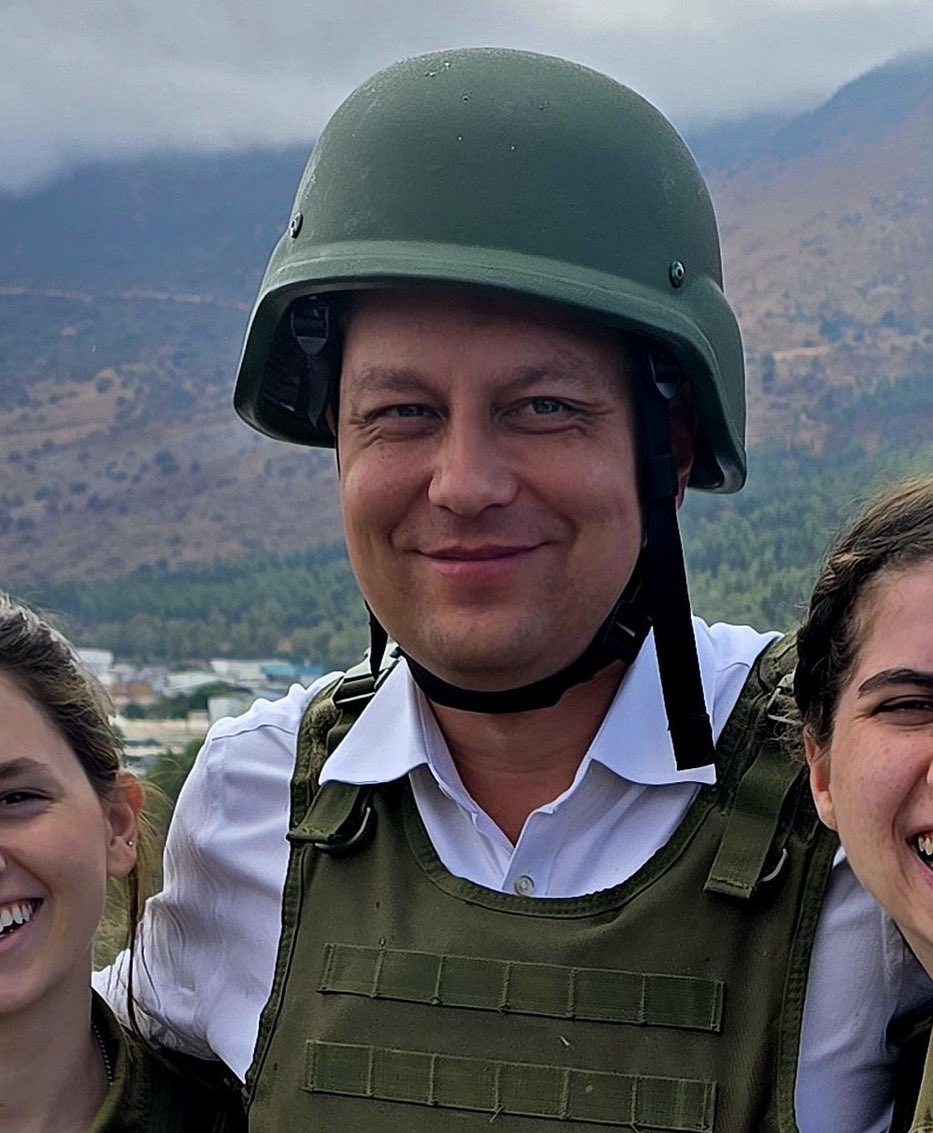 Vasemmalla Marin Ukrainassa toukokuussa 2022. Oikella Junnila Israelissa marraskuussa 2024.

Kaksi tapaa suhtautua sotaan ja siviilien tappamiseen.