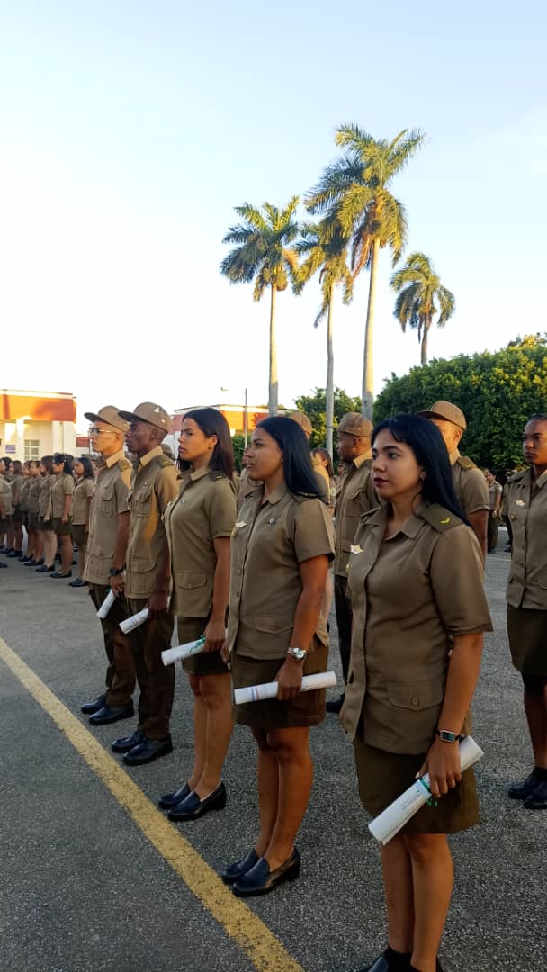 Con la presencia del miembro del CC del PCC, GCE Roberto Legrá Sotolongo viceministro de las FAR, jefe del EMG y el Ministro de Salud Pública José Angel Portal Miranda,
se realiza la graduación de la Universidad de Ciencias Médicas de las FAR. 
#UnidosXCuba