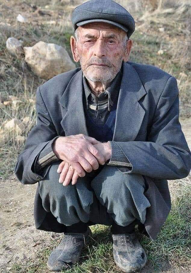 Neye baksam ölüm çaresizliğinde 
Neye uzansam karanlık..

Adnan Yücel..