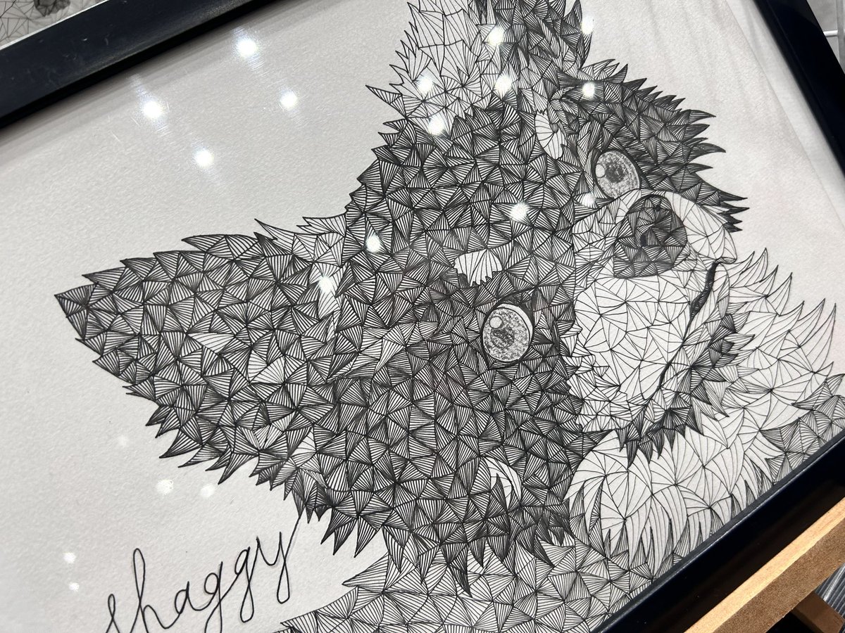 haruyan_ha's tweet image. もう帰ろうかと思ってたら
かわいい犬と目が合いました
三角形だけで描かれたという作品
三角形だけで絵って描けるんだ！？
目が奪われます

埼玉県大宮で毎月第3日曜日に開催している週末アートマーケット「画家の小道」にもいらっしゃるそう✨️

#shaggy〜Triangle art〜
#triangleart