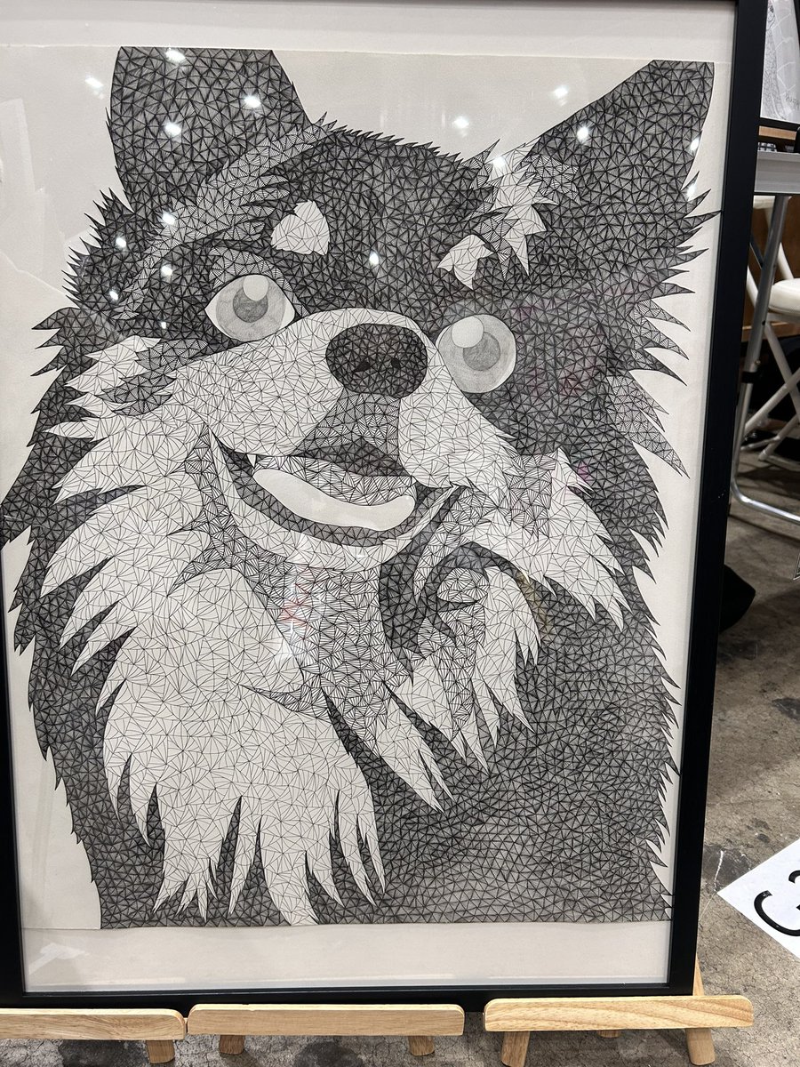haruyan_ha's tweet image. もう帰ろうかと思ってたら
かわいい犬と目が合いました
三角形だけで描かれたという作品
三角形だけで絵って描けるんだ！？
目が奪われます

埼玉県大宮で毎月第3日曜日に開催している週末アートマーケット「画家の小道」にもいらっしゃるそう✨️

#shaggy〜Triangle art〜
#triangleart