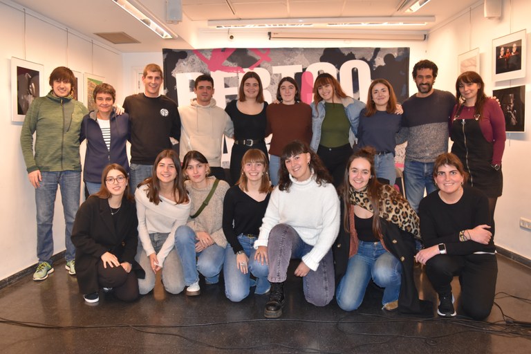 Bizkaie! (@bizkaie) on Twitter photo 'Sagutxo kaskarinak 2.0' eta 'Team Rocket', finalera: bizkaie.biz/1732021022143
👉 <a href="/BBertsozale/">Bizkaiko Bertsozale</a>
👉 <a href="/BBK_eus/">BBK Fundación Bancaria</a>
👉 <a href="/EHIkastolak/">Ikastolen Elkartea</a>
👉 <a href="/AytGernika/">Gernika-Lumoko Udala</a> 'Sagutxo kaskarinak 2.0' eta 'Team Rocket', finalera: bizkaie.biz/1732021022143
👉 <a href="/BBertsozale/">Bizkaiko Bertsozale</a>
👉 <a href="/BBK_eus/">BBK Fundación Bancaria</a>
👉 <a href="/EHIkastolak/">Ikastolen Elkartea</a>
👉 <a href="/AytGernika/">Gernika-Lumoko Udala</a>