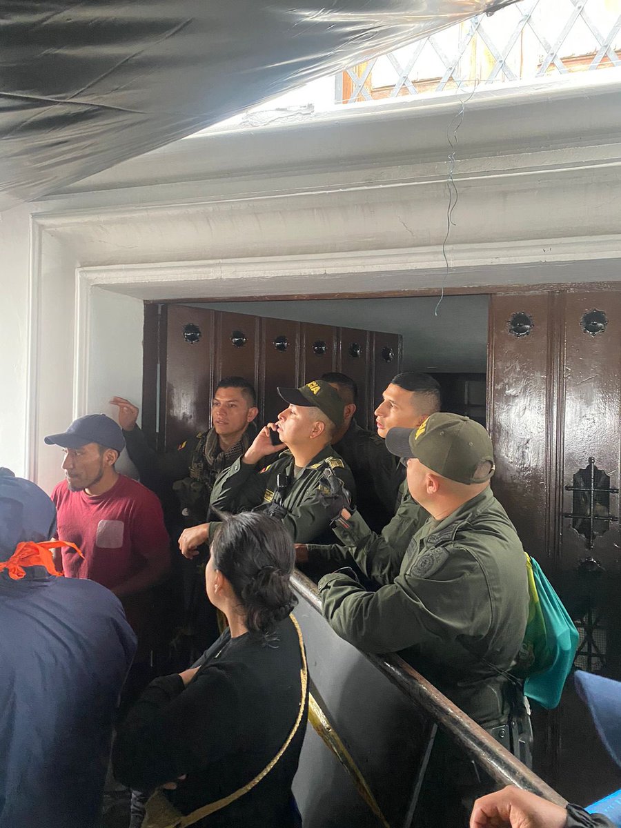 RobertDazaG's tweet photo. ⚠️ Desde el día de ayer, La ANUC, la Asociación de Vivienda Hogar Digno Hogar y Ciudad en Movimiento, están en movilización en el centro de #Popayán #Cauca, exigiendo el cumplimiento de acuerdos.

Entre las peticiones están:
1️⃣ @Minvivienda: Vivienda Digna: nuevas viviendas rurales y urbanas, subsidios de mejoramiento y autoconstrucción.
2️⃣ @AgenciaTierras: Tierra y Territorio: Adjudicación de predios y proyectos productivos para fortalecer la soberanía alimentaria.
3️⃣ @MinInterior: Derechos del Campesinado: Reconocimiento pleno como sujetos de derechos y especial protección.

Esta mañana la policía nacional ha llegado a los campamentos causando temor, por lo cual, solicitamos al @MinInterior y @mindefensa garantizar el derecho a la protesta y movilización social. 

#EsMomentoDeLosTerritorios 
#ViviendaDigna #DerechosCampesinos