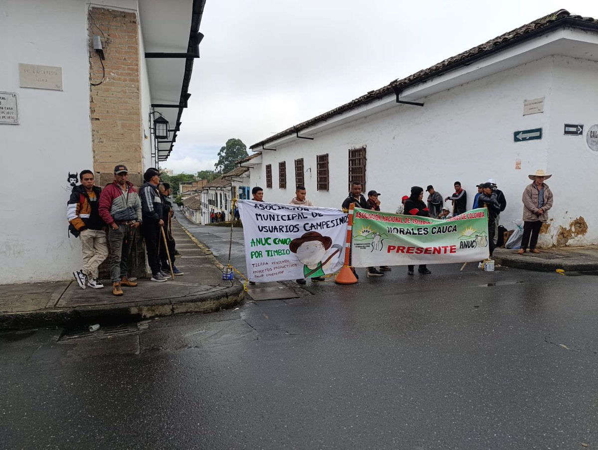 RobertDazaG's tweet photo. ⚠️ Desde el día de ayer, La ANUC, la Asociación de Vivienda Hogar Digno Hogar y Ciudad en Movimiento, están en movilización en el centro de #Popayán #Cauca, exigiendo el cumplimiento de acuerdos.

Entre las peticiones están:
1️⃣ @Minvivienda: Vivienda Digna: nuevas viviendas rurales y urbanas, subsidios de mejoramiento y autoconstrucción.
2️⃣ @AgenciaTierras: Tierra y Territorio: Adjudicación de predios y proyectos productivos para fortalecer la soberanía alimentaria.
3️⃣ @MinInterior: Derechos del Campesinado: Reconocimiento pleno como sujetos de derechos y especial protección.

Esta mañana la policía nacional ha llegado a los campamentos causando temor, por lo cual, solicitamos al @MinInterior y @mindefensa garantizar el derecho a la protesta y movilización social. 

#EsMomentoDeLosTerritorios 
#ViviendaDigna #DerechosCampesinos