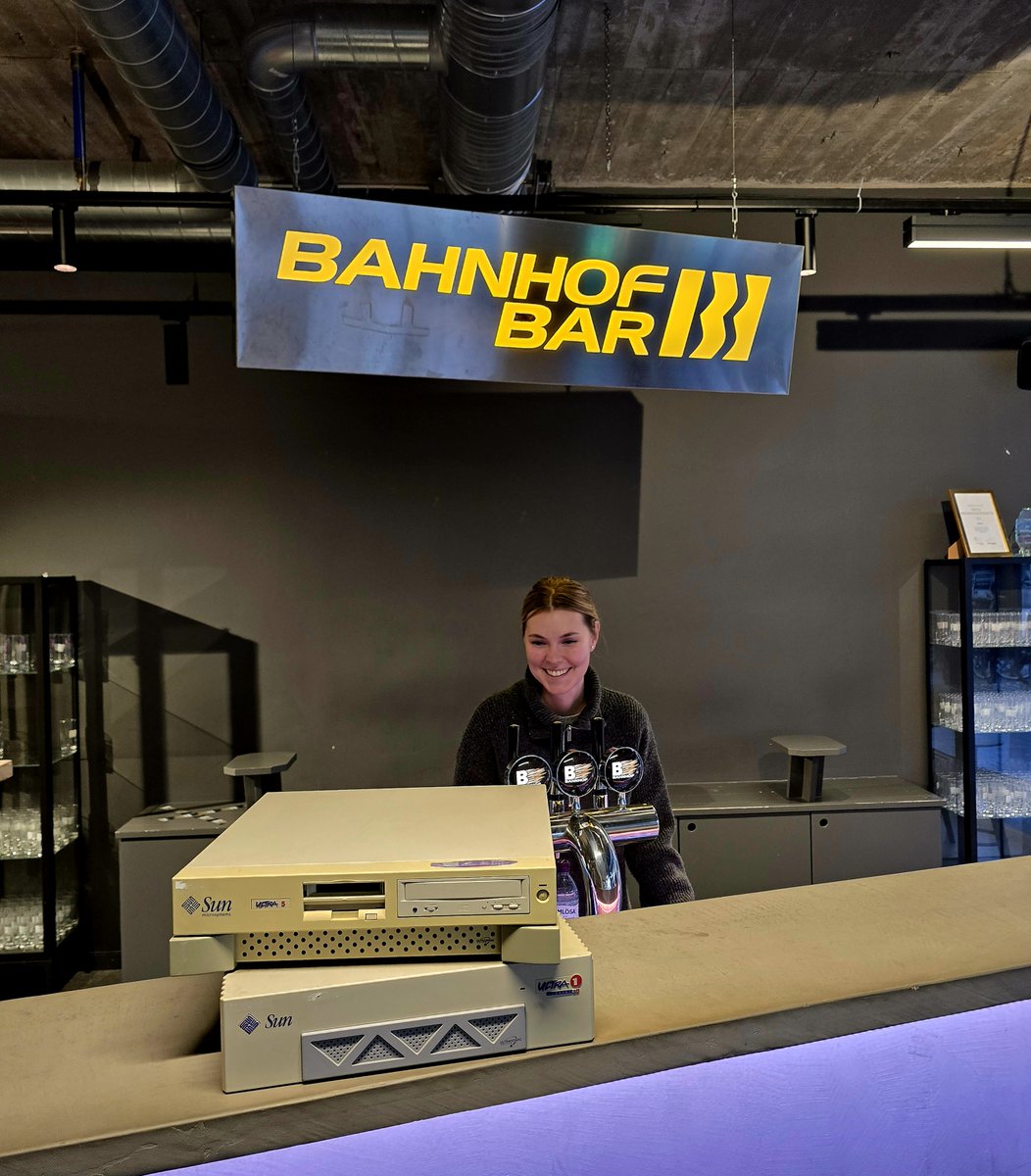 Ganska improviserat... men imorgon onsdag 20 nov, kl 17-19, har vi "Bahnhof Bar", Sveavägen 41. Kom hit! Det kommer kul typer!
Det finns även möjlighet att klappa på ett par Sun Sparc maskiner, tror Solaris ligger som OS. Se även svt:s "the pirate bay", speciellt del 3