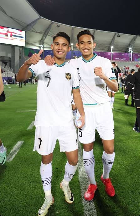 gilabola_ina's tweet photo. Marselino Ferdinan &amp; Rizky Ridho, kalian tampil luar biasa malam ini 👏

#TimnasDay https://t.co/0HSWcRvW2V