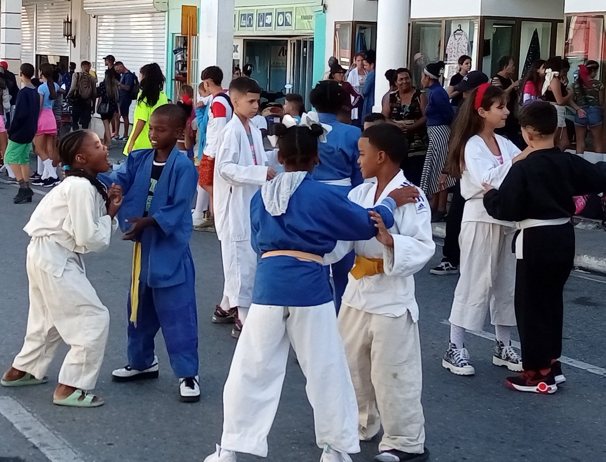 JESSGME23604727's tweet photo. El deporte es derecho del pueblo, festejemos todos hoy, el Dìa de la Cultura Fìsica y el Deporte, en ello la impronta de nuestro Comandante en Jefe. Vamos por Más y con Todo. #FidelViveEntreNosotros #CubaEsCultura #CoralsaCuba #ElDeporteDaVida https://t.co/jScBKejTf9