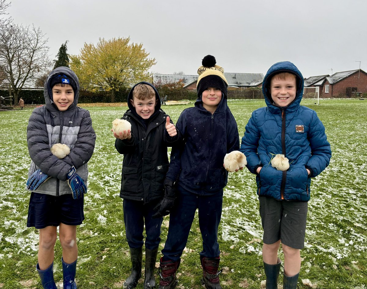 What a surprise to have snow in November! The children certainly made the most of this during playtime today ❄️☃️