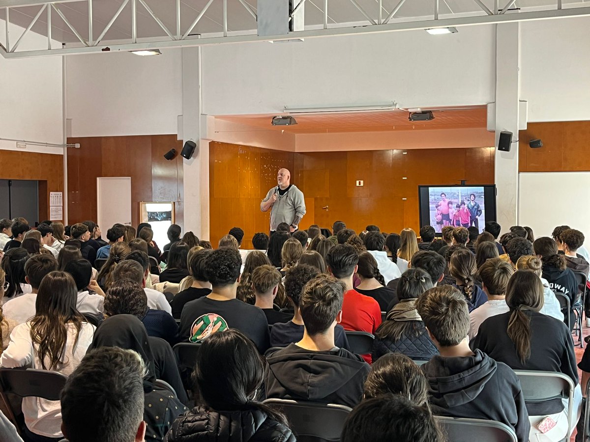 Avui ens visita Iñaki Zubizarreta, aquest matí ha fet una xerrada sobre bullying a tot l'alumnat d'ESO. Aquesta tarda us esperem a les 15:30 a la xerrada oberta al públic.