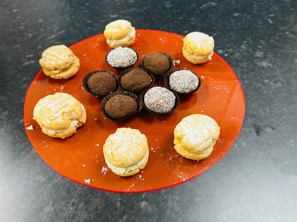 Fantastic catering provided for our 16+ meeting today by our senior hospitality class. 🧁 🍰 ☕️ 

#WeAreCharleston