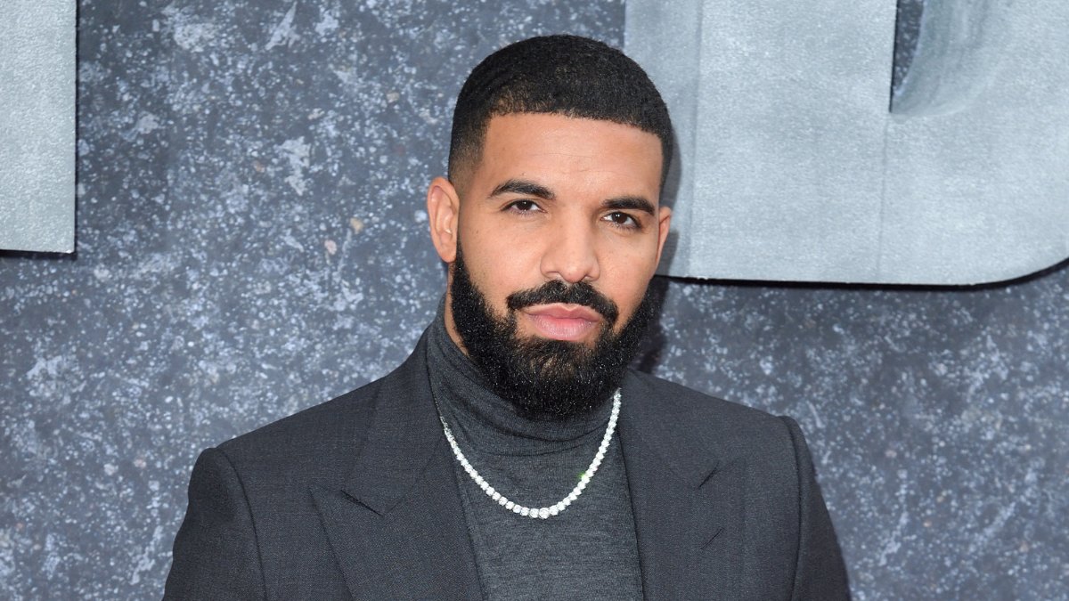 V1007's tweet image. Fans React After Drake Posts Photo Of New Haircut | V100.7 v100.iheart.com/content/2024-1…