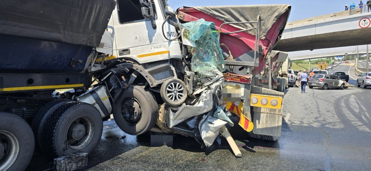 _ArriveAlive's tweet photo. A horror collision claimed the lives of two people and left two others seriously injured on the N12 in Benoni https://t.co/DeHRcR42Hs
#ArriveAlive #ActiveScene #Horror #SuburbanControlCentre https://t.co/5DvX0WKB9E