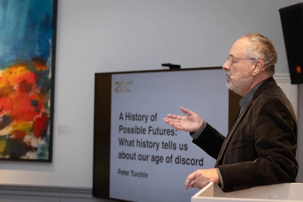 CSHVienna's tweet image. 🎙️ Science, art, and business converged at this year’s #ViennaArtWeek. @Peter_Turchin from @CSHVienna shared his research on the social and economic dynamics driving instability in the U.S. and Europe. His analysis of historical patterns provides a deeper understanding of the…