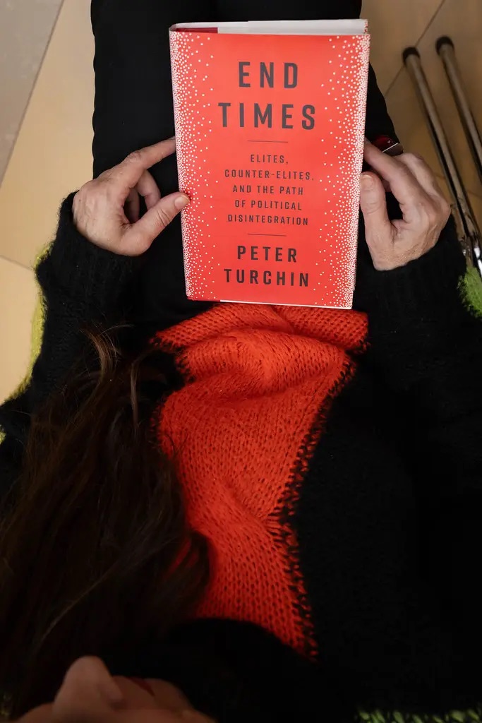 CSHVienna's tweet image. 🎙️ Science, art, and business converged at this year’s #ViennaArtWeek. @Peter_Turchin from @CSHVienna shared his research on the social and economic dynamics driving instability in the U.S. and Europe. His analysis of historical patterns provides a deeper understanding of the…