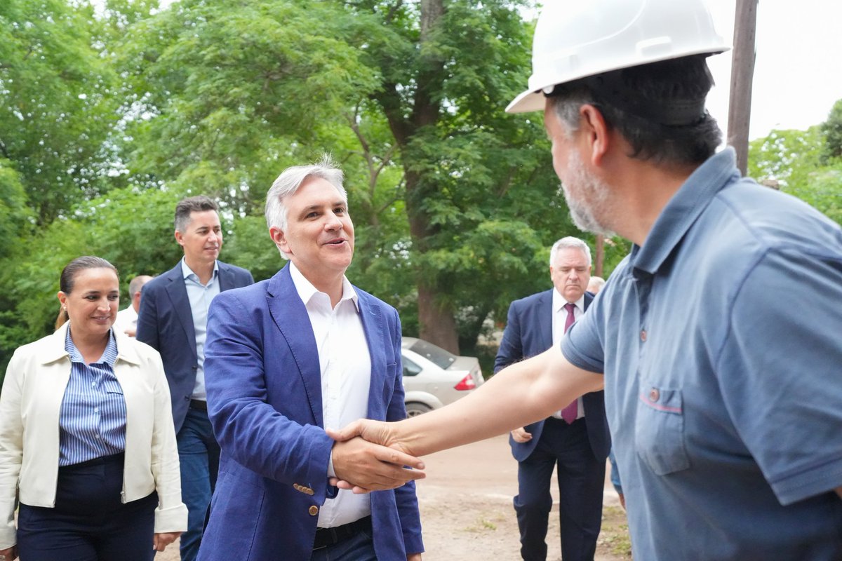 gobdecordoba's tweet image. 👷‍♀️ En la localidad de #Embalse, el gobernador @MartinLlaryora supervisó, junto al intendente Mario Rivarola, la construcción de la cisterna que estamos haciendo al este del municipio.

🚰 La obra permitirá incrementar la capacidad de almacenamiento de #AguaPotable, lo que