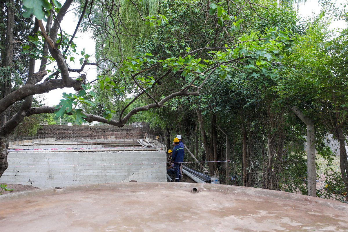 gobdecordoba's tweet image. 👷‍♀️ En la localidad de #Embalse, el gobernador @MartinLlaryora supervisó, junto al intendente Mario Rivarola, la construcción de la cisterna que estamos haciendo al este del municipio.

🚰 La obra permitirá incrementar la capacidad de almacenamiento de #AguaPotable, lo que