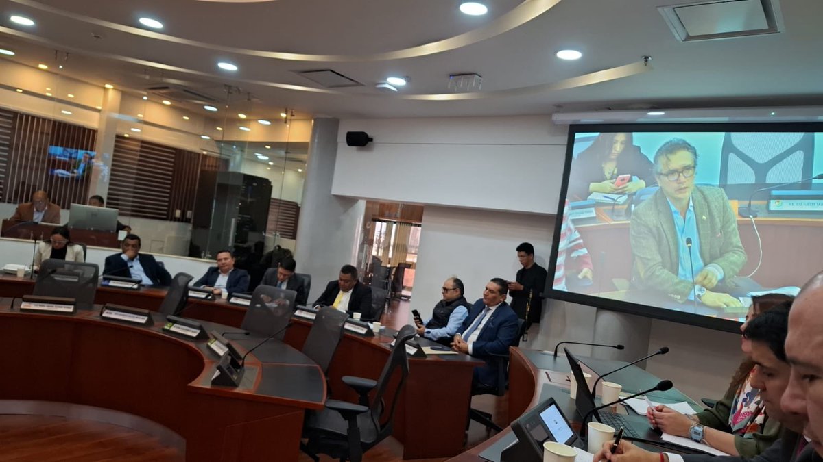 #AestaHora Comisión Especial de Vigilancia de los Organismos de Control Público de <a href="/CamaraColombia/">Cámara de Representantes de Colombia</a> escucha a la Defensora del Pueblo <a href="/MarnIris/">Iris Marín Ortiz</a> <a href="/DefensoriaCol/">Defensoría del Pueblo</a> sobre medidas implementadas para acompañar a las víctimas del conflicto armado en el Magdalena
👉🏽youtube.com/live/F80llTG3v…