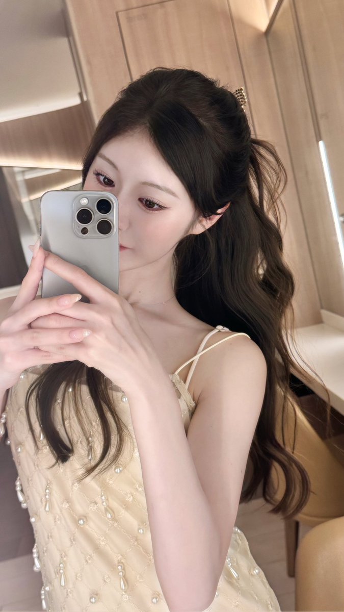 minamikato0115's tweet photo. なんかワンホンっぽいっていう雰囲気出したかったらコレ必須アイテム！！
REDの爆美女みんなの愛用品"ヘアシャドウ" 生え際と頭頂部を埋めて印影をつくる👩🏼私は毎日してるけど、他人から見るとなんか顔小さくなった？と小顔効果も実証済み✔️可愛く見られたかったら頭皮までがメイク🫶🏻 https://t.co/gIuKkEttZp