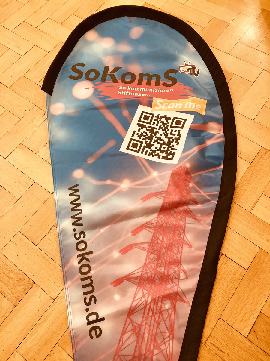 Die #SoKomS BeachFlag liegt schon mal, hätte sie einen Standfuß, würde sie auch stehen - wir arbeiten daran, werden bis zur Sendung eine Lösung haben... sokoms.de #sokoms #sokommunizierenstiftungen