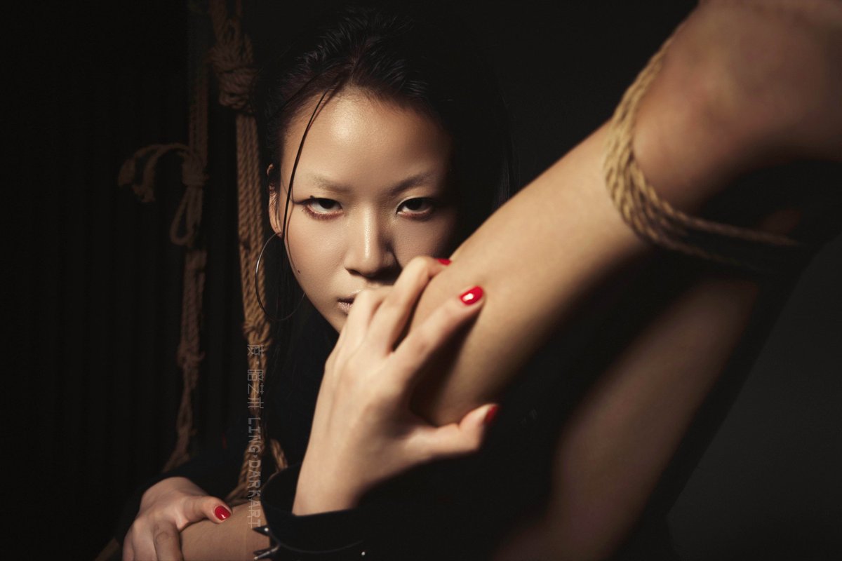 HaoHanShibari's tweet photo. 『蚀爱』
玉颜痴掠似魔狂，娇容姬恋占欲猖～
📷： @Ling_DarkART
👭： @7014JL @w962011 
🪢： @HaoHanShibari https://t.co/BTyxcmQcp9