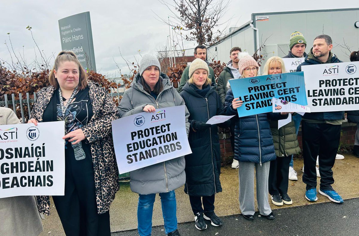 RuthCoppingerSP's tweet image. Delighted to show solidarity at the lunchtime secondary teacher protests in #dubw by @astiunion and @TUIunion over the ramming through of #leavingcert  changes.