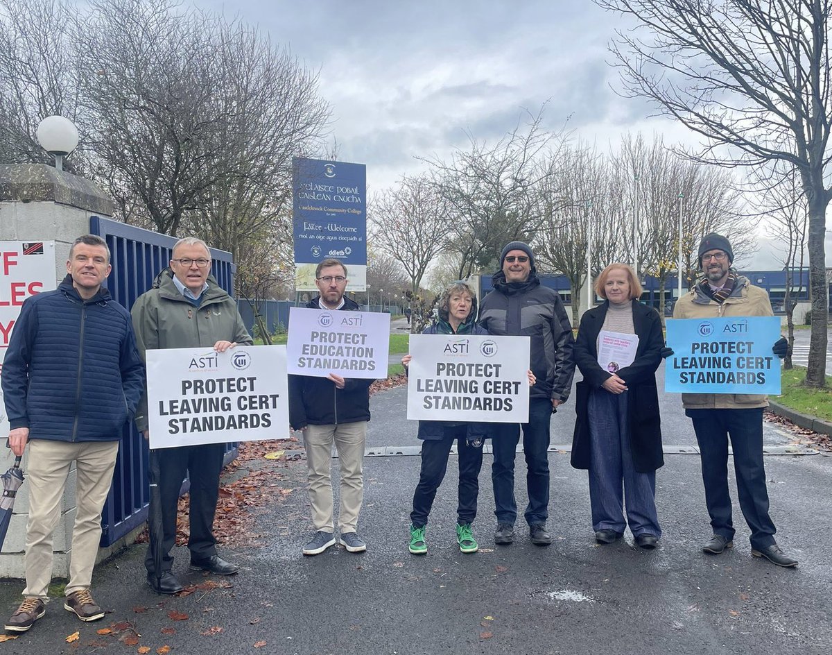 RuthCoppingerSP's tweet image. Delighted to show solidarity at the lunchtime secondary teacher protests in #dubw by @astiunion and @TUIunion over the ramming through of #leavingcert  changes.