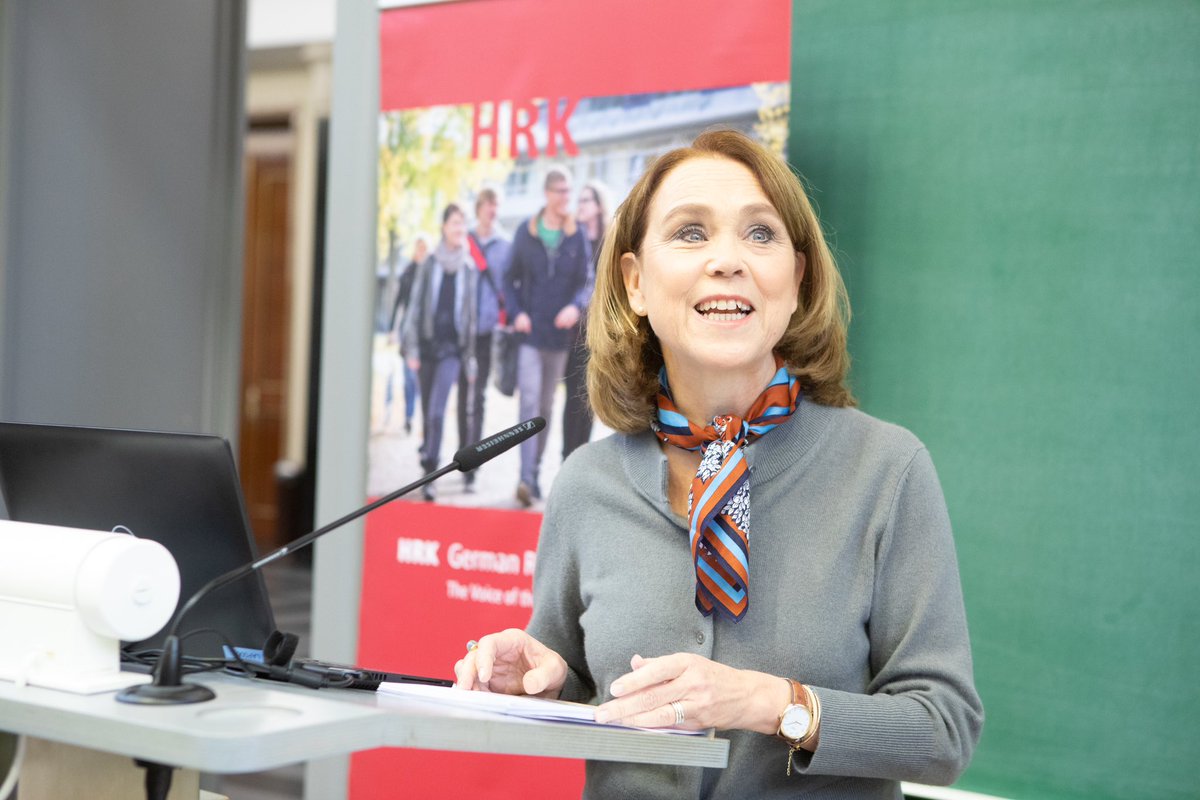 Wissenschaftsministerin Petra Olschowski betonte bei der HRK Mitgliederversammlung in Tübingen, dass Hochschulen und Wissenschaftspolitik die vielfältigen Herausforderungen gemeinsam bewältigen müssen. #HRK #wissenchaftspolitik