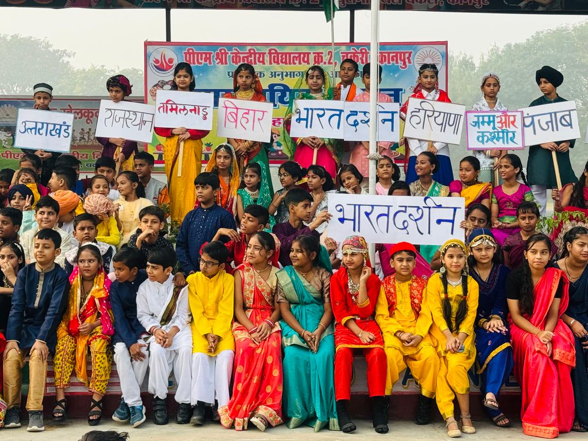 pplkv2chakeri's tweet image. 14 नवंबर 2024 को विद्यालय में बाल दिवस के अवसर पर भारत दर्शन का आयोजन किया गया। इस अवसर पर प्राथमिक विभाग के बच्चों ने विभिन्न प्रान्तों की वेशभूषा पहनकर एक रैली निकाली।