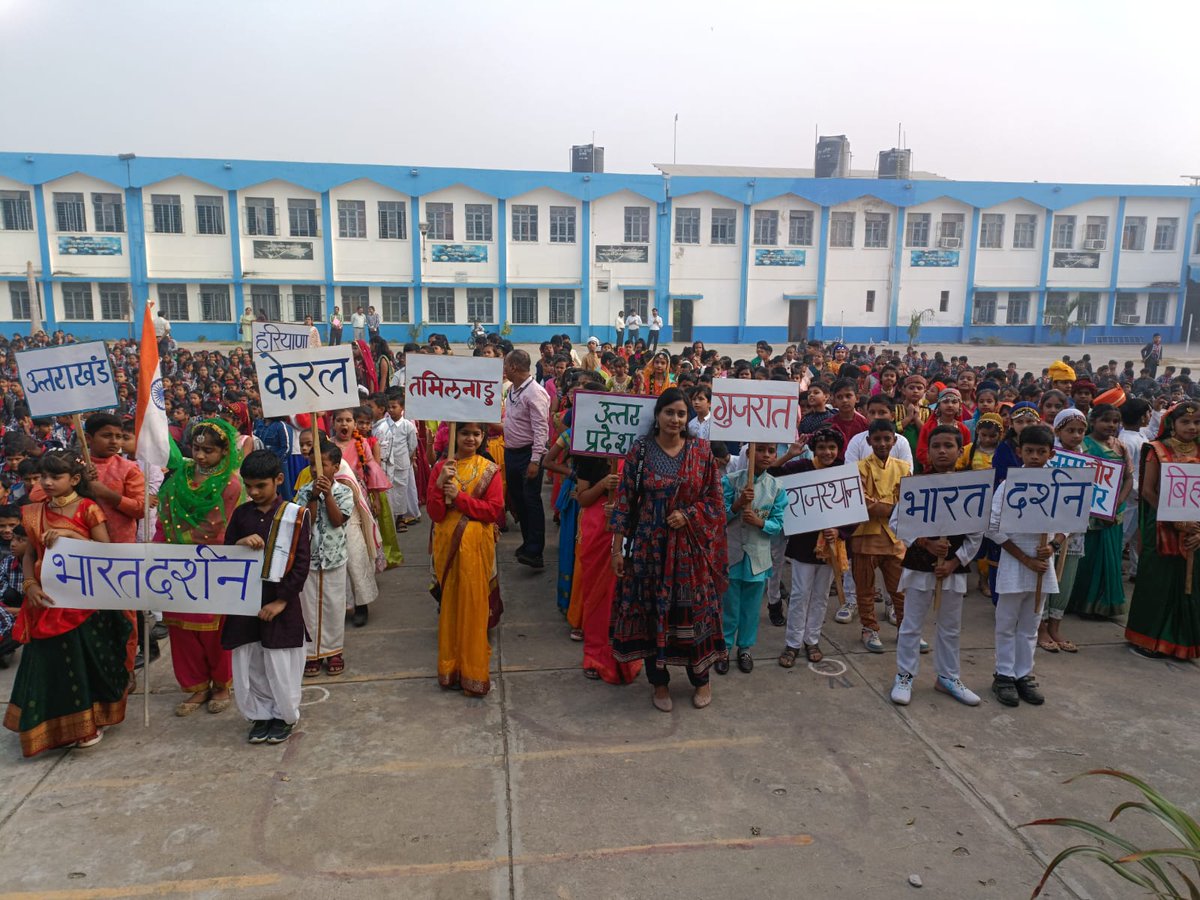 pplkv2chakeri's tweet image. 14 नवंबर 2024 को विद्यालय में बाल दिवस के अवसर पर भारत दर्शन का आयोजन किया गया। इस अवसर पर प्राथमिक विभाग के बच्चों ने विभिन्न प्रान्तों की वेशभूषा पहनकर एक रैली निकाली।