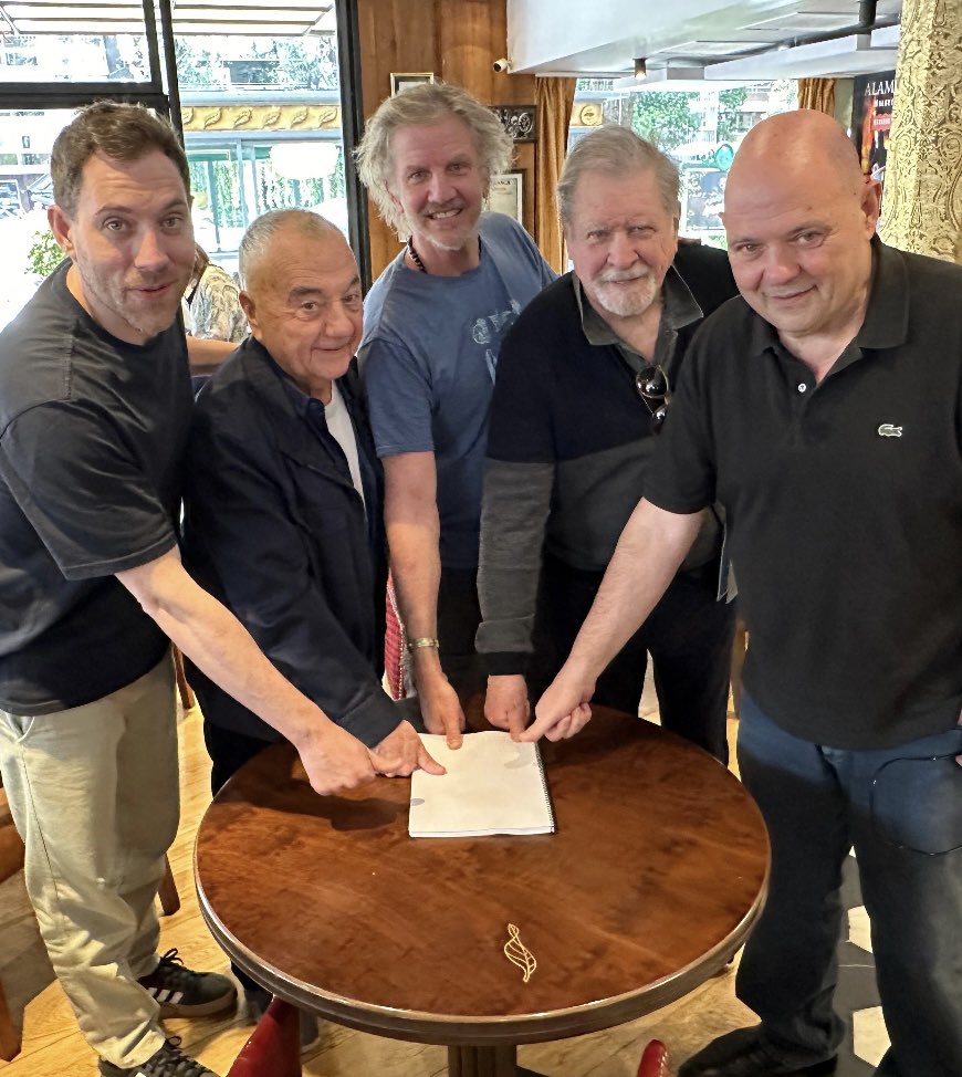 📌 Hoy se comienza a ensayar un valioso proyecto para marzo de 2025 con la “puesta de dedos” -a modo de formal contrato- entre Arturo Puig y Facundo Arana, junto al director Santiago Doria y los productores Tomás y Carlos Rottemberg, para el estreno de “Visitando al Sr. Green”.