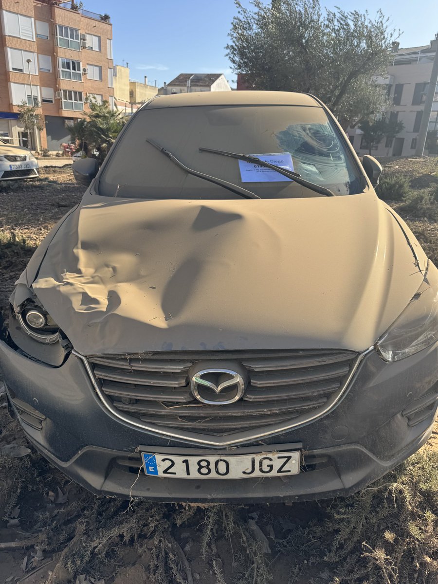 rdcatala's tweet photo. La primera foto día siguiente de la DANA en Paiporta, la otra 3 semanas después de que las asistencias/grúas de @BBVAresponde_es @bbva @Allianz_es no den respuesta. https://t.co/uONC4NGY8h