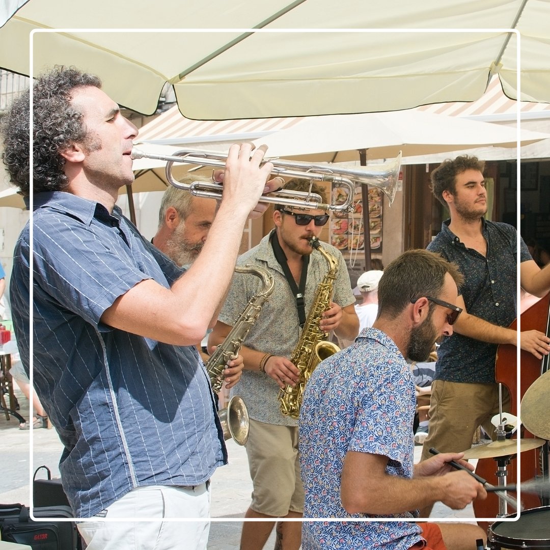 La Fira de Tardor de Sa Pobla es una de las citas más esperadas del otoño en Mallorca. Los días 24 y 25 de este mes podrás disfrutar de un ambiente único donde tradición y modernidad se fusionan para ofrecer una experiencia auténtica y memorable.