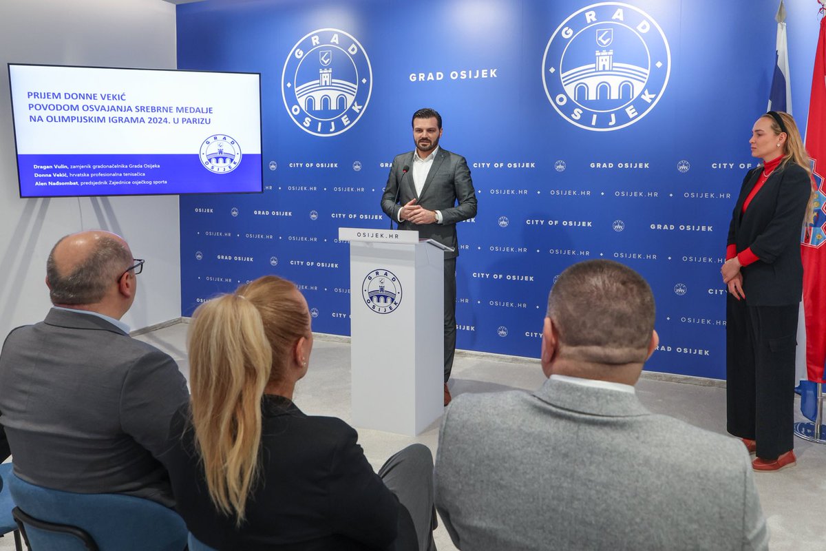 Grad_Osijek's tweet photo. Povodom osvajanja srebrne medalje na Olimpijskim igrama u Parizu, zamjenik gradonačelnika Osijeka Dragan Vulin primio je u utorak osječku tenisačicu Donnu Vekić te joj uz čestitke uručio i ček od 10.000 eura za izniman sportski uspjeh. 🔗https://t.co/alSHSRs9uk https://t.co/jRnqZo8ub2