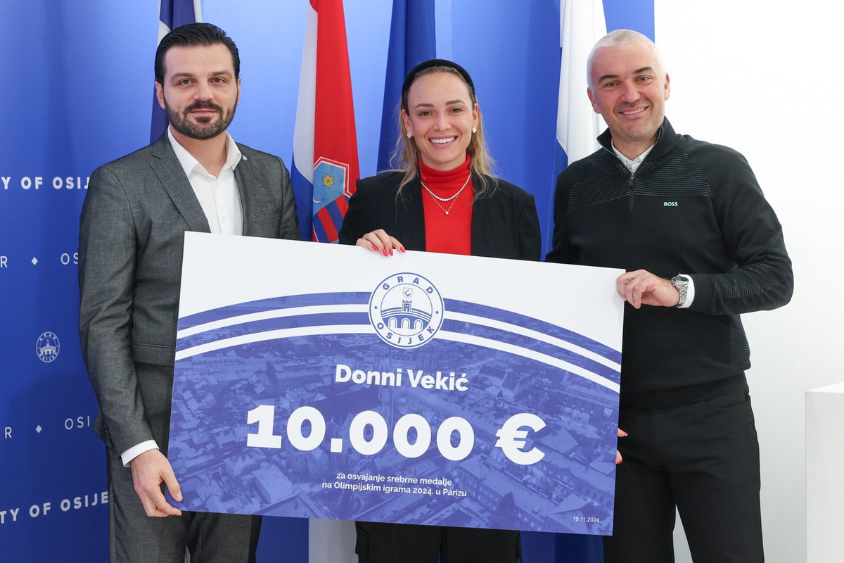 Povodom osvajanja srebrne medalje na Olimpijskim igrama u Parizu, zamjenik gradonačelnika Osijeka Dragan Vulin primio je u utorak osječku tenisačicu Donnu Vekić te joj uz čestitke uručio i ček od 10.000 eura za izniman sportski uspjeh. 🔗osijek.hr/grad-osijek-na…