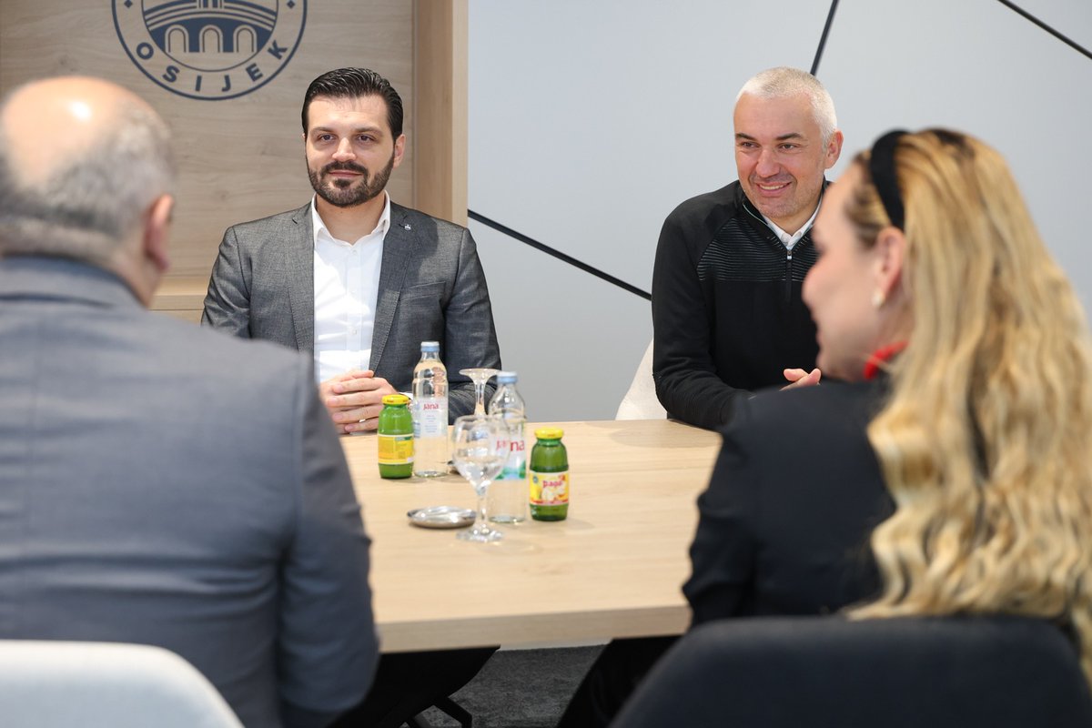 Grad_Osijek's tweet photo. Povodom osvajanja srebrne medalje na Olimpijskim igrama u Parizu, zamjenik gradonačelnika Osijeka Dragan Vulin primio je u utorak osječku tenisačicu Donnu Vekić te joj uz čestitke uručio i ček od 10.000 eura za izniman sportski uspjeh. 🔗https://t.co/alSHSRs9uk https://t.co/jRnqZo8ub2