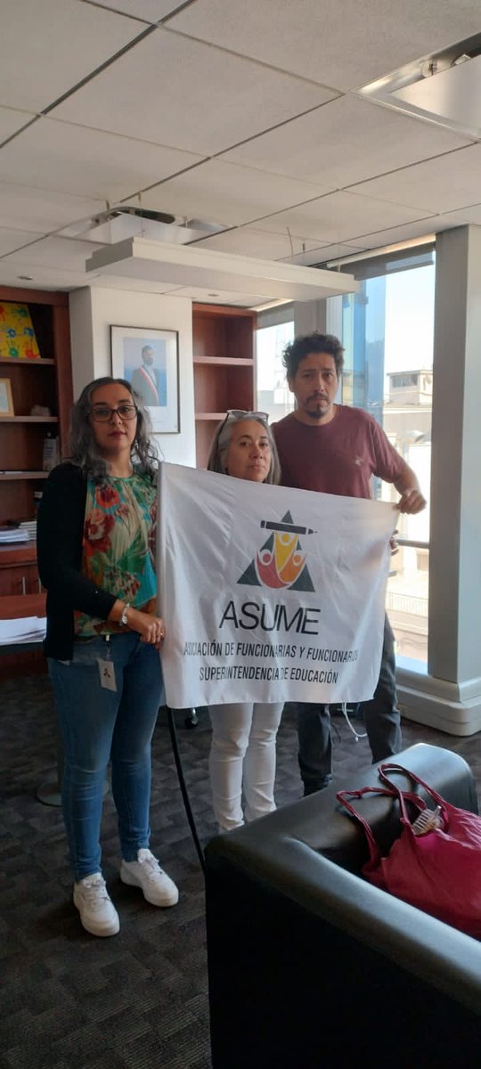 ✊En este momento el Directorio Nacional junto a dirigentes y dirigentas de la RM, hacen ocupación de la oficina del Superintendente de Educación.

#CUMPLIMIENTODEACUERDO 
#RECHAZOPRESUPUESTO
#MOVILIDADFUNCIONARIA
#ASUMEPRESENTE