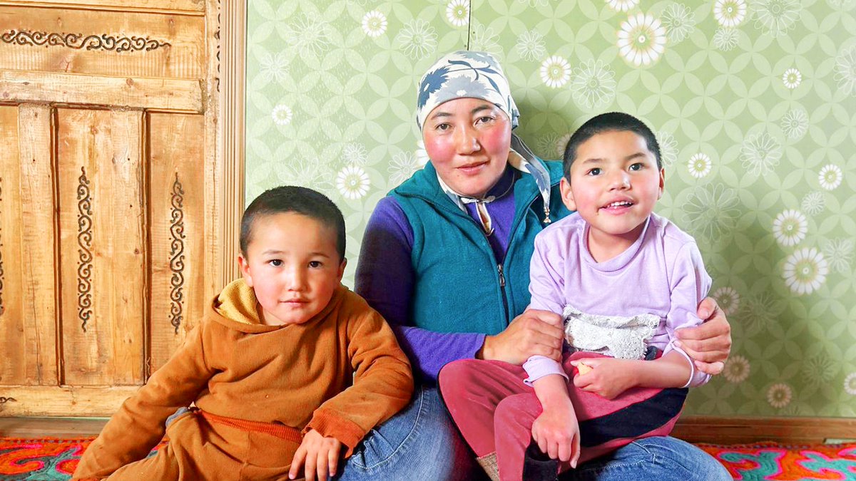 CLOVEKVTISNI's tweet photo. Dopady #ClimateChange jsou v #Mongolsko pozorovatelné například u častějších mrazivých zim, tzv. dzudů.
V projektu #REACH jsme za podpory @AuswaertigesAmt a #KlubPratel podpořili 3,400 dětí a 270 pasteveckých rodin v provincicíh Bayan-Ölgii a Khovd na západě země.
Rodiče tak dětem mohli pořídit školní pomůcky nebo léky. Přečtěte si článek na našem webu.
https://t.co/U2FVxImFkf