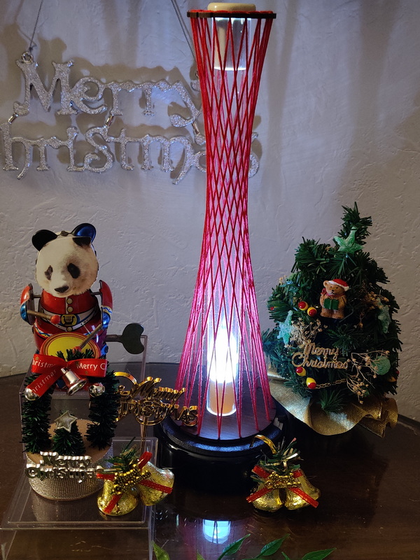 YoshikoMoon4's tweet photo. 今年 #タンタン の誕生日にライトアップされたことは、記憶に新しいですね。

１本の赤い糸を上下に立体的にかけることで「鉄塔の美女」＃神戸ポートタワー の "鼓形の双曲面構造" を再現。370分の1サイズモデル。

https://t.co/ryCCliIhDM

#コナリスエンタープライズ
https://t.co/CF6PD1DhBk https://t.co/YQud5xJMvg