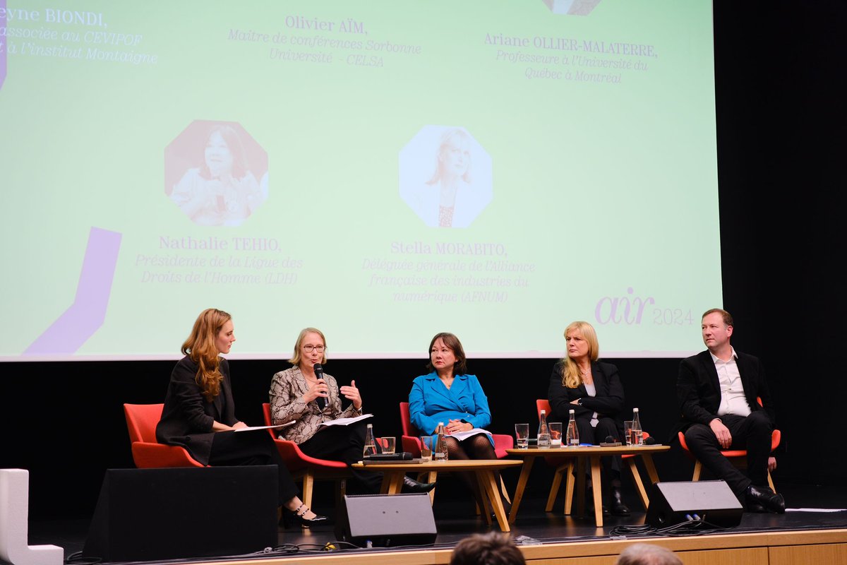 CNIL (@cnil) on Twitter photo 🗨️On commence avec la 1ère table ronde : « Tous surveillants, tous surveillés : les enjeux de la surveillance par les pairs et interpersonnelles » avec Olivier Aïm, <a href="/ArianeOllier/">Ariane Ollier</a>, <a href="/NathalieTehio/">Nathalie Tehio</a> et <a href="/StellaMorabito9/">Stella Morabito</a>
🎙️ Modérateur : Charleyne Biondi <a href="/catchthewhistle/">Charleyne Biondi</a> 🗨️On commence avec la 1ère table ronde : « Tous surveillants, tous surveillés : les enjeux de la surveillance par les pairs et interpersonnelles » avec Olivier Aïm, <a href="/ArianeOllier/">Ariane Ollier</a>, <a href="/NathalieTehio/">Nathalie Tehio</a> et <a href="/StellaMorabito9/">Stella Morabito</a>
🎙️ Modérateur : Charleyne Biondi <a href="/catchthewhistle/">Charleyne Biondi</a>